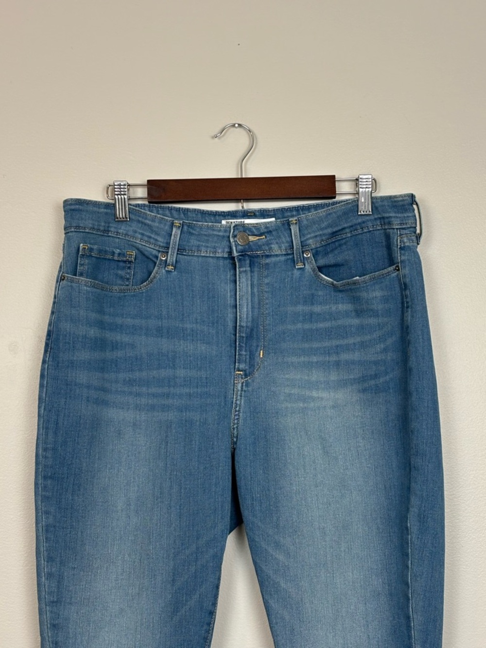 Levi Straus Capri Womens 16 Light Blue Gold Signature Mid Rise Capri Stretch - Picture 2 of 10